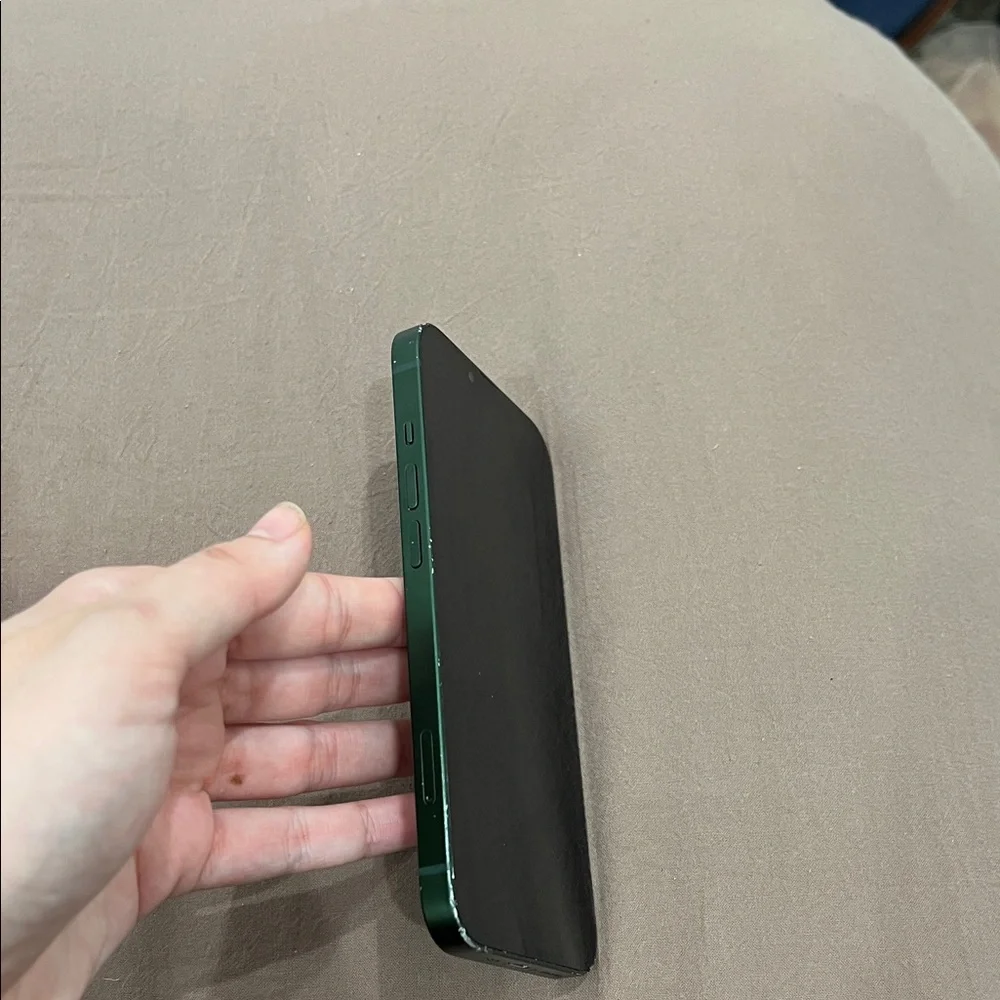 IPhone 13 forest green (DOES NOT WORK)